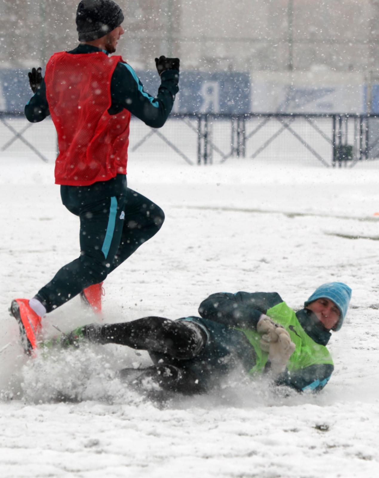 Тренировка «Зенита»-м в Академии во время снегопада