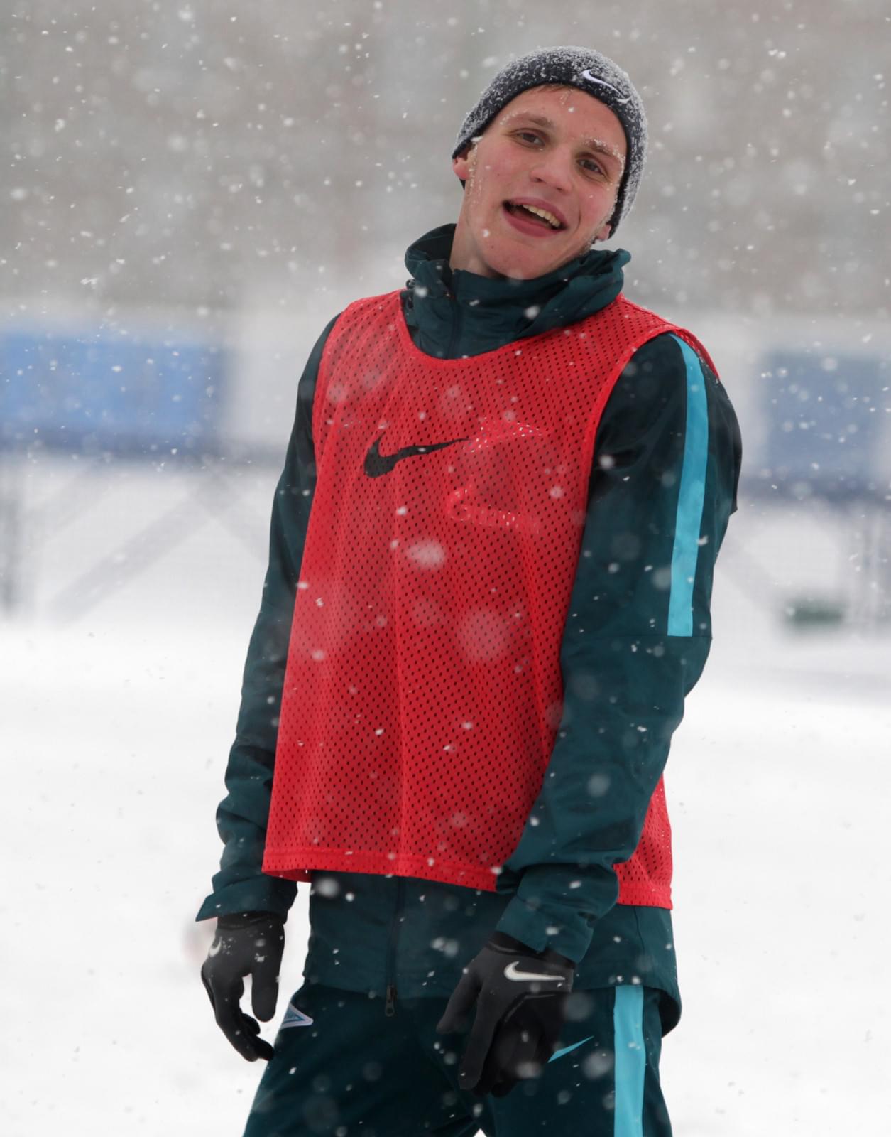 Тренировка «Зенита»-м в Академии во время снегопада