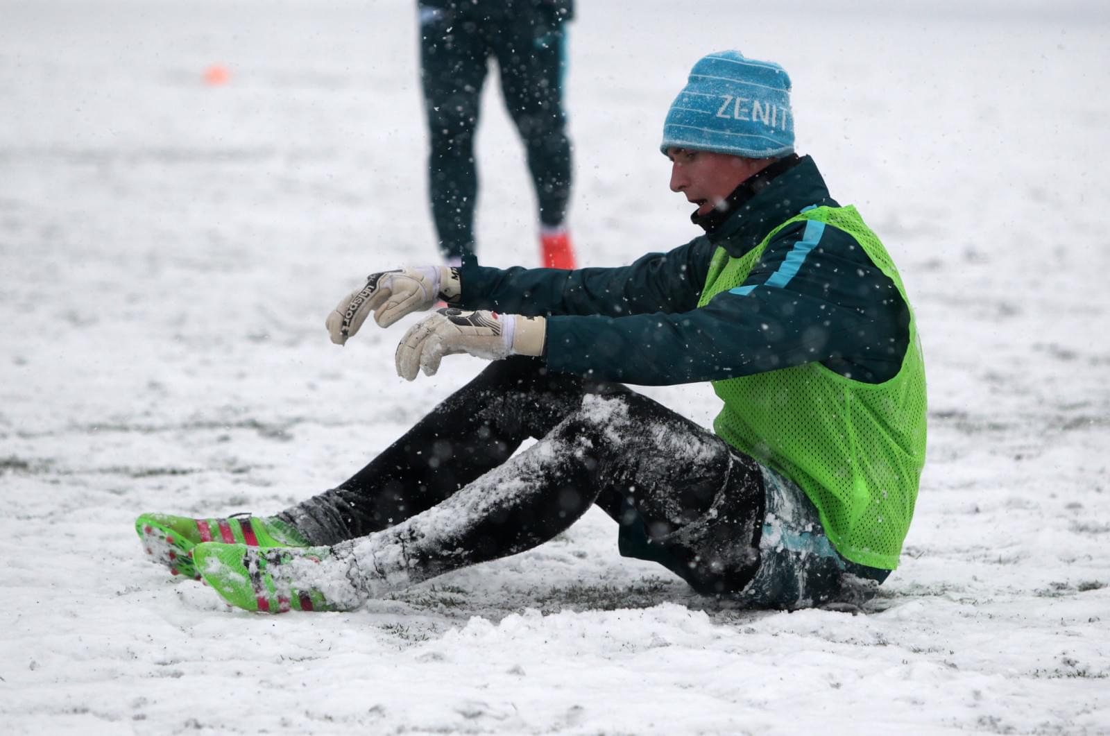 Тренировка «Зенита»-м в Академии во время снегопада