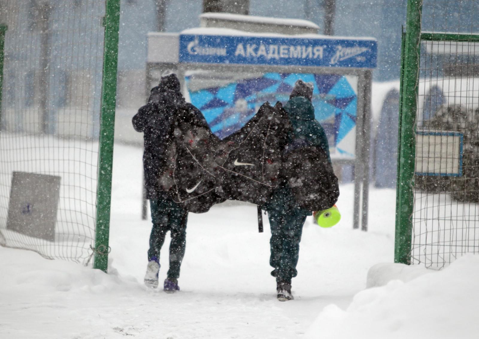 Тренировка «Зенита»-м в Академии во время снегопада