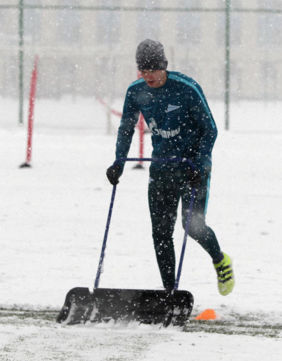 Тренировка «Зенита»-м в Академии во время снегопада