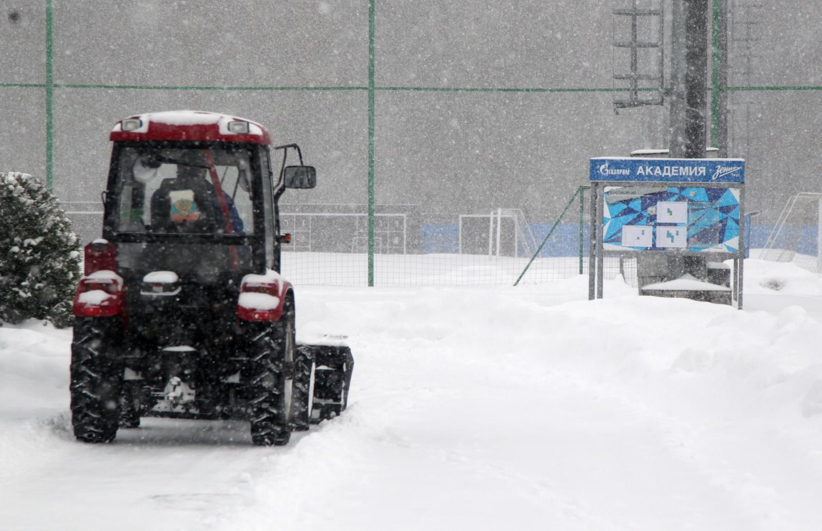 Тренировка «Зенита»-м в Академии во время снегопада