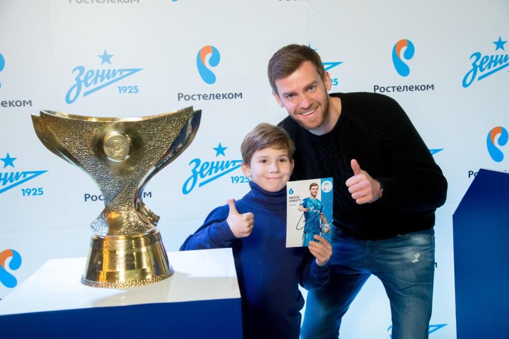 Автограф-сессия защитника «Зенита» Николаса Ломбертса
