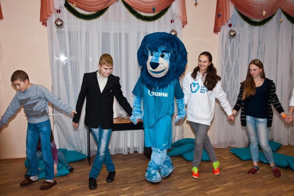 Клуб Добрых Дел: Аксель Витсель принимает участие в программе «Новогодний рейс»