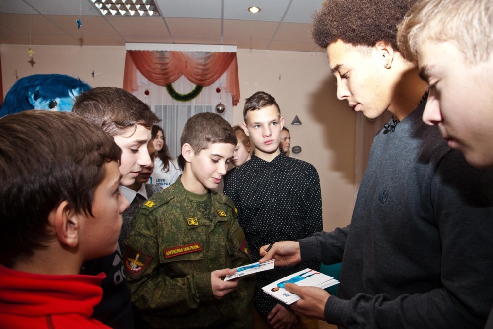 Клуб Добрых Дел: Аксель Витсель принимает участие в программе «Новогодний рейс»