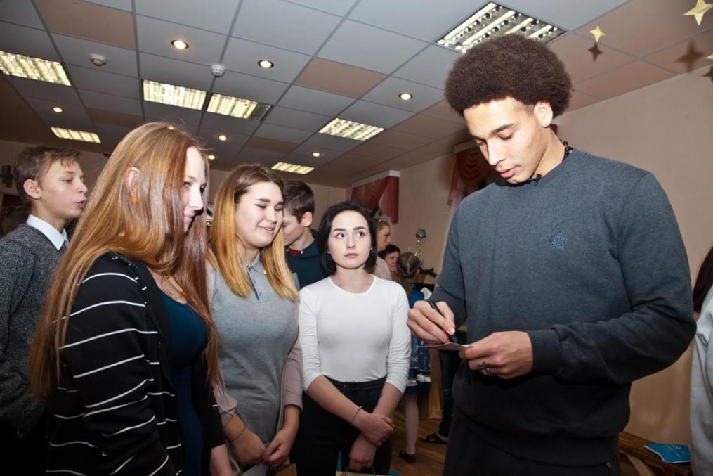 Клуб Добрых Дел: Аксель Витсель принимает участие в программе «Новогодний рейс»