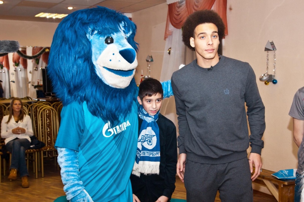 Клуб Добрых Дел: Аксель Витсель принимает участие в программе «Новогодний рейс»