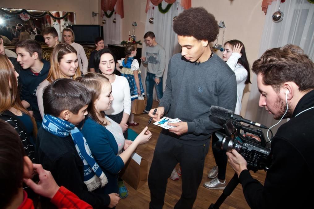 Клуб Добрых Дел: Аксель Витсель принимает участие в программе «Новогодний рейс»