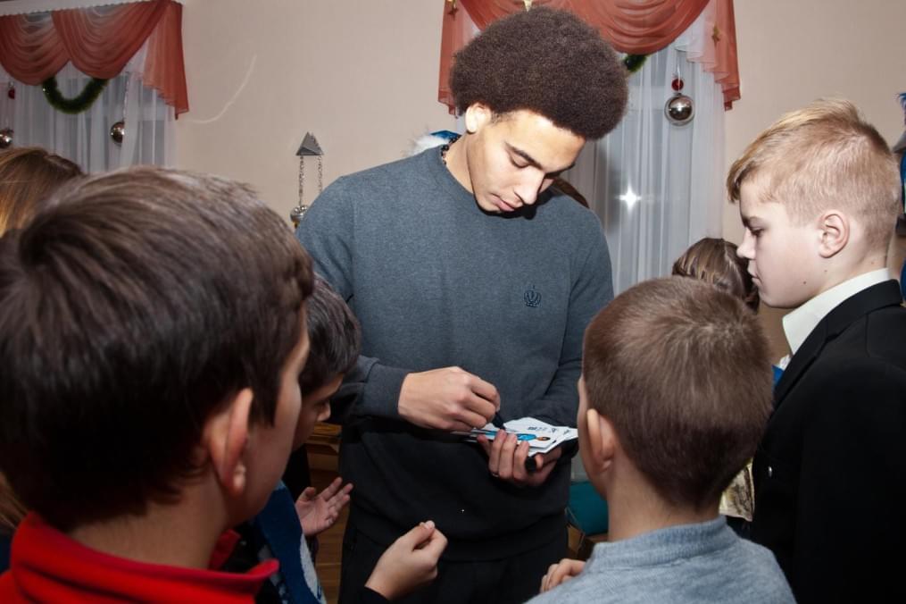 Клуб Добрых Дел: Аксель Витсель принимает участие в программе «Новогодний рейс»