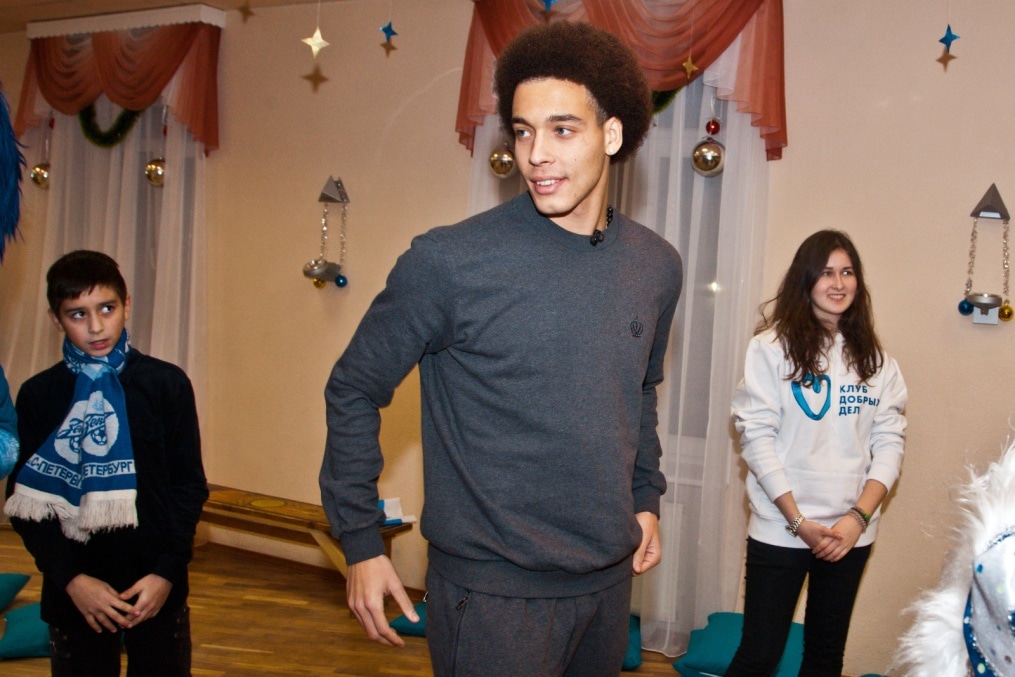 Клуб Добрых Дел: Аксель Витсель принимает участие в программе «Новогодний рейс»