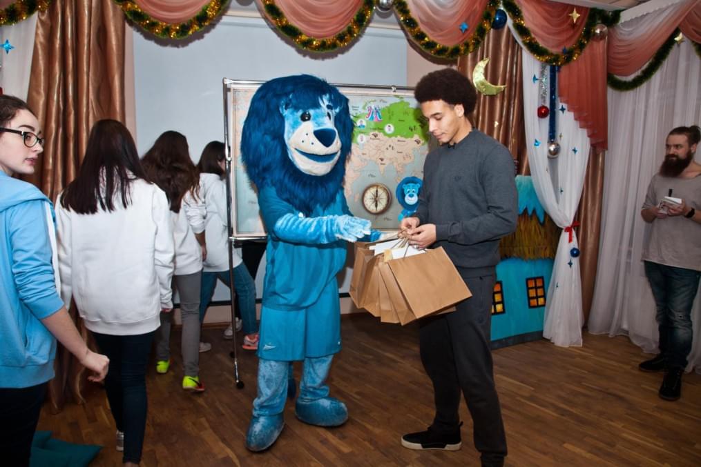 Клуб Добрых Дел: Аксель Витсель принимает участие в программе «Новогодний рейс»