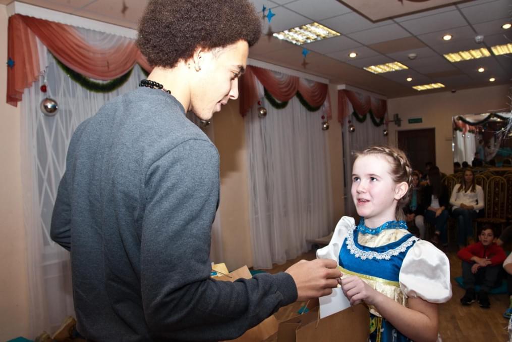 Клуб Добрых Дел: Аксель Витсель принимает участие в программе «Новогодний рейс»