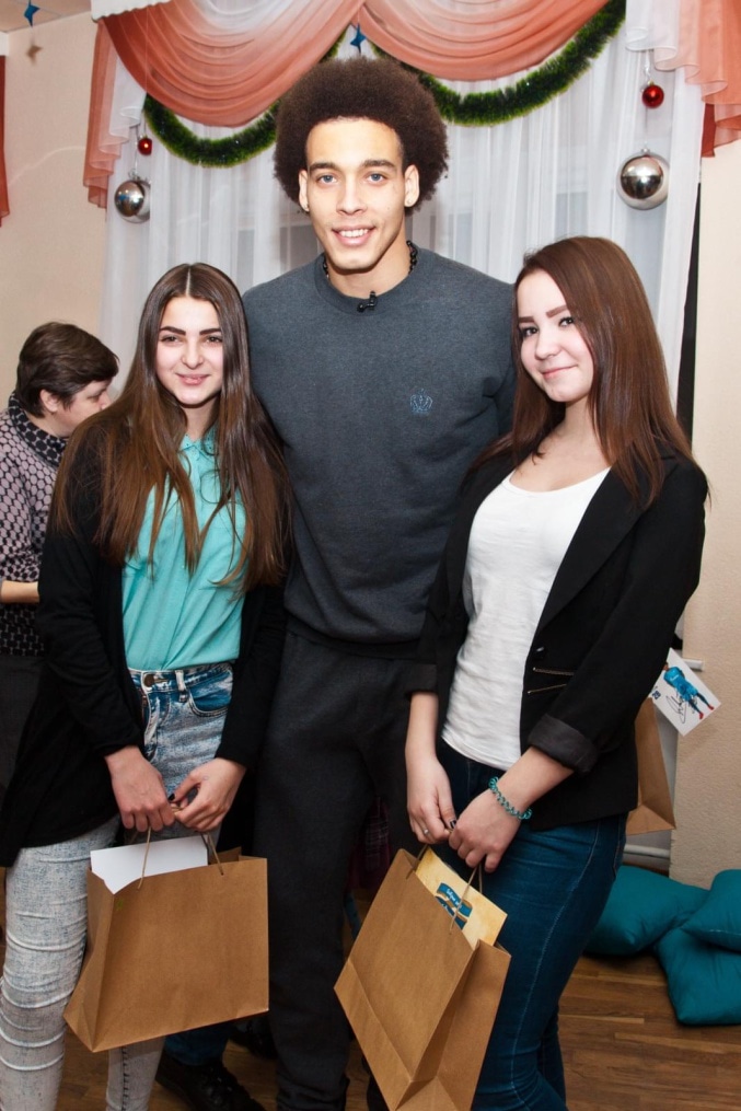 Клуб Добрых Дел: Аксель Витсель принимает участие в программе «Новогодний рейс»