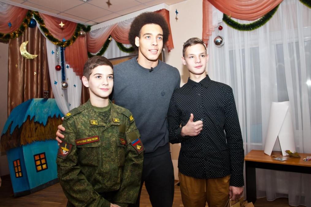 Клуб Добрых Дел: Аксель Витсель принимает участие в программе «Новогодний рейс»