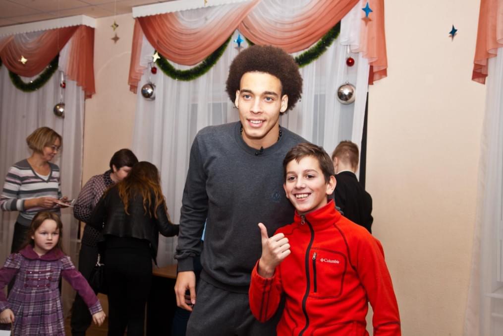 Клуб Добрых Дел: Аксель Витсель принимает участие в программе «Новогодний рейс»