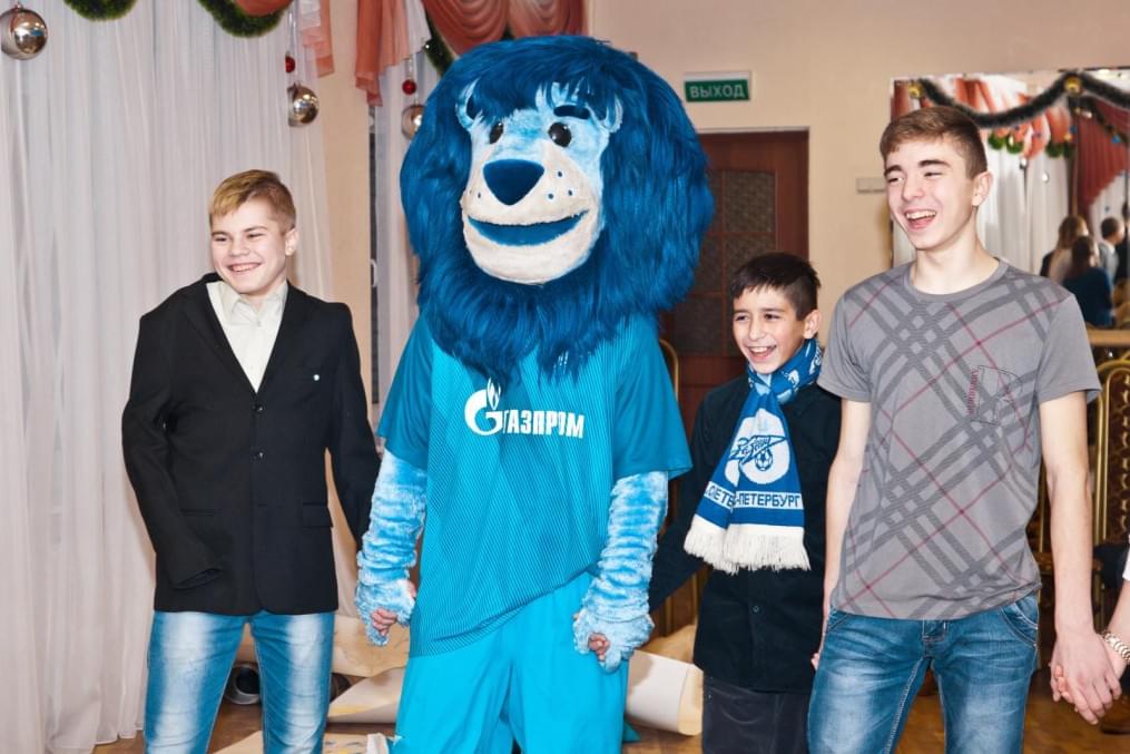 Клуб Добрых Дел: Аксель Витсель принимает участие в программе «Новогодний рейс»