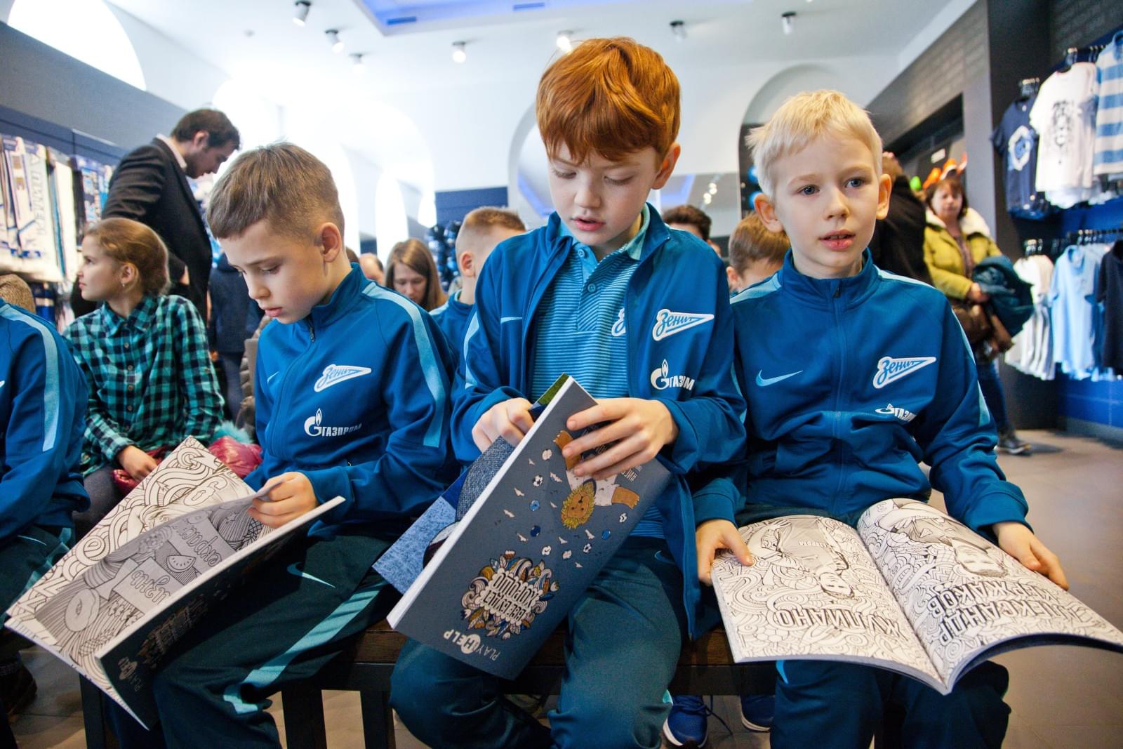 Презентация книжки-расскраски благотворительного фонда зенитовцев Play and Help