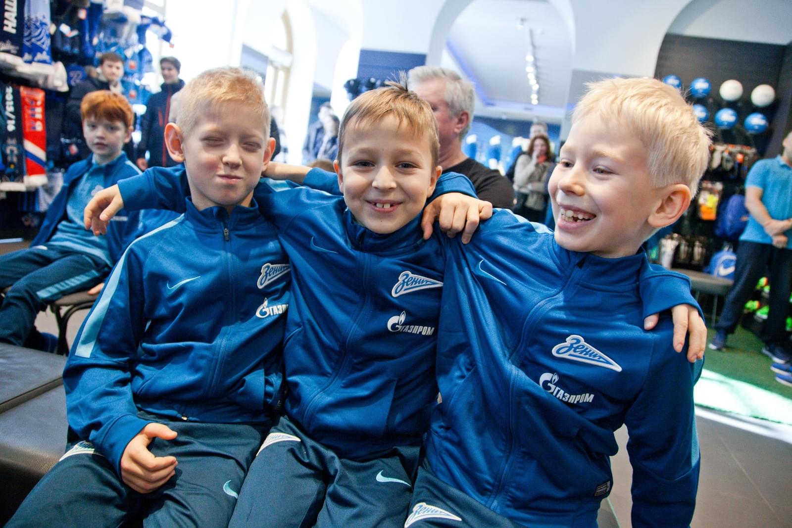 Презентация книжки-расскраски благотворительного фонда зенитовцев Play and Help