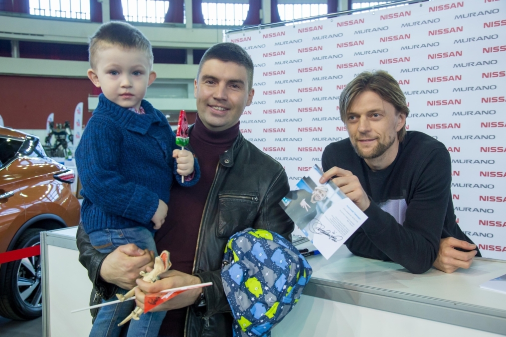 Автограф-сессия Анатолия Тимощука на выставке «Мир Автомобиля»