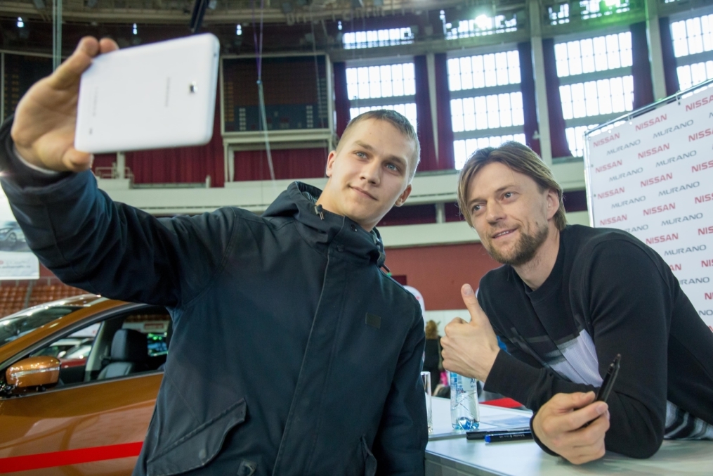 Автограф-сессия Анатолия Тимощука на выставке «Мир Автомобиля»