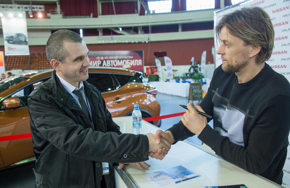 Автограф-сессия Анатолия Тимощука на выставке «Мир Автомобиля»