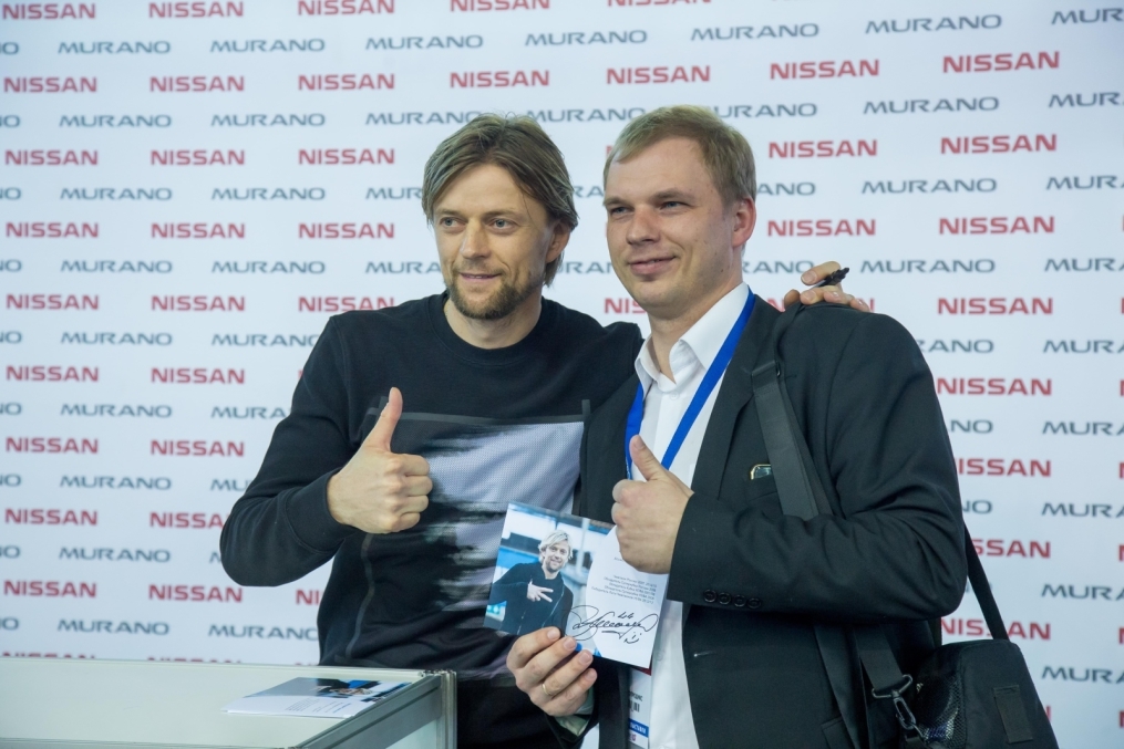 Автограф-сессия Анатолия Тимощука на выставке «Мир Автомобиля»