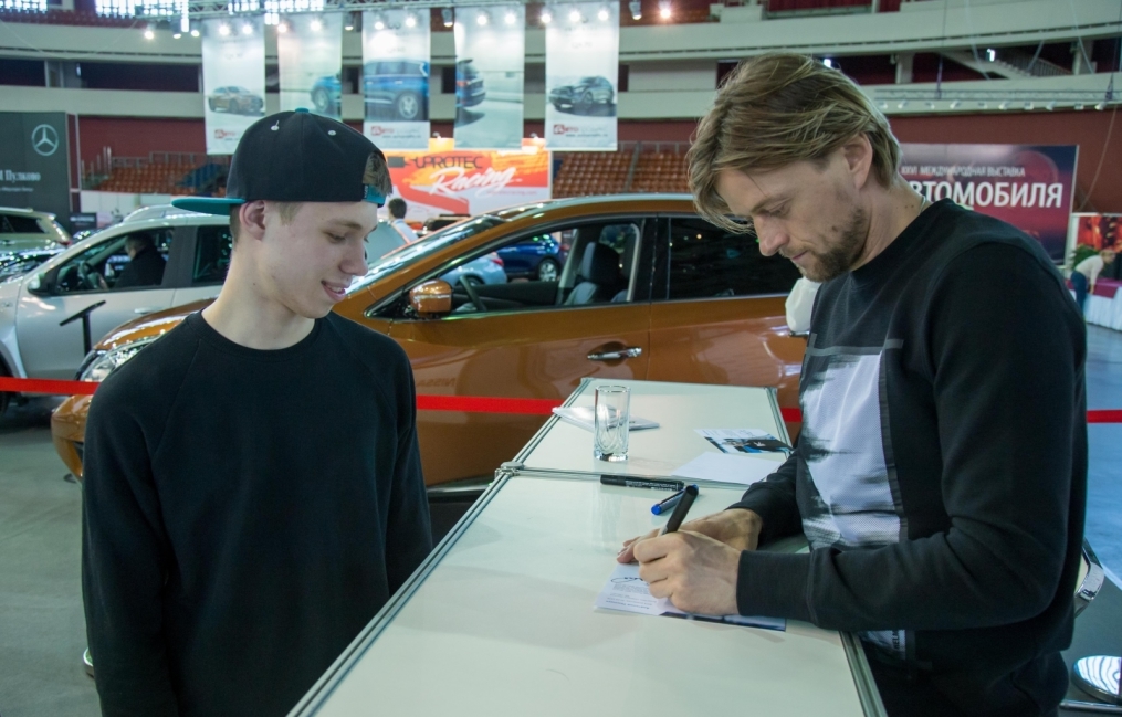 Автограф-сессия Анатолия Тимощука на выставке «Мир Автомобиля»