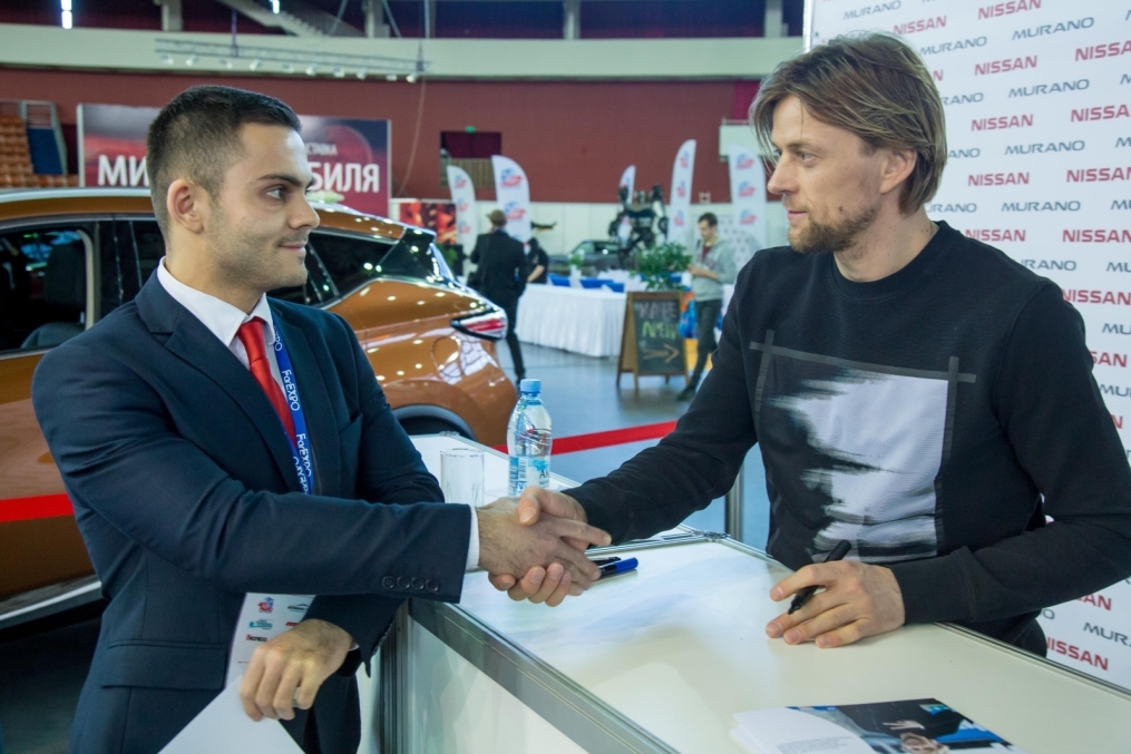 Автограф-сессия Анатолия Тимощука на выставке «Мир Автомобиля»