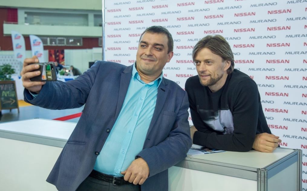 Автограф-сессия Анатолия Тимощука на выставке «Мир Автомобиля»