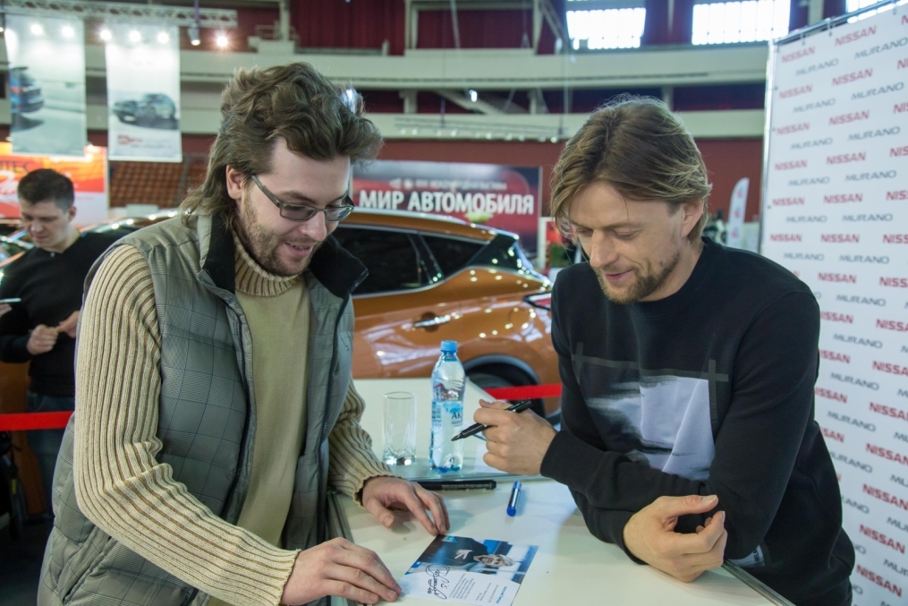 Автограф-сессия Анатолия Тимощука на выставке «Мир Автомобиля»