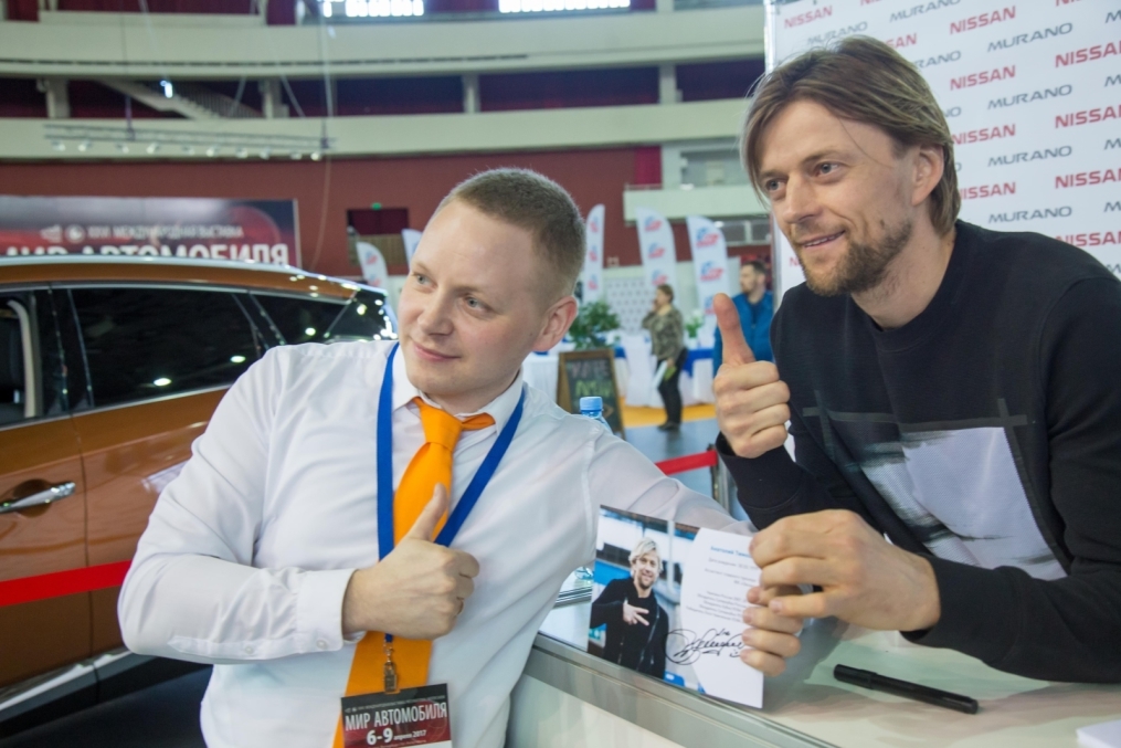Автограф-сессия Анатолия Тимощука на выставке «Мир Автомобиля»