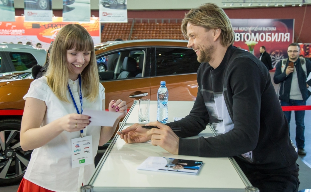 Автограф-сессия Анатолия Тимощука на выставке «Мир Автомобиля»