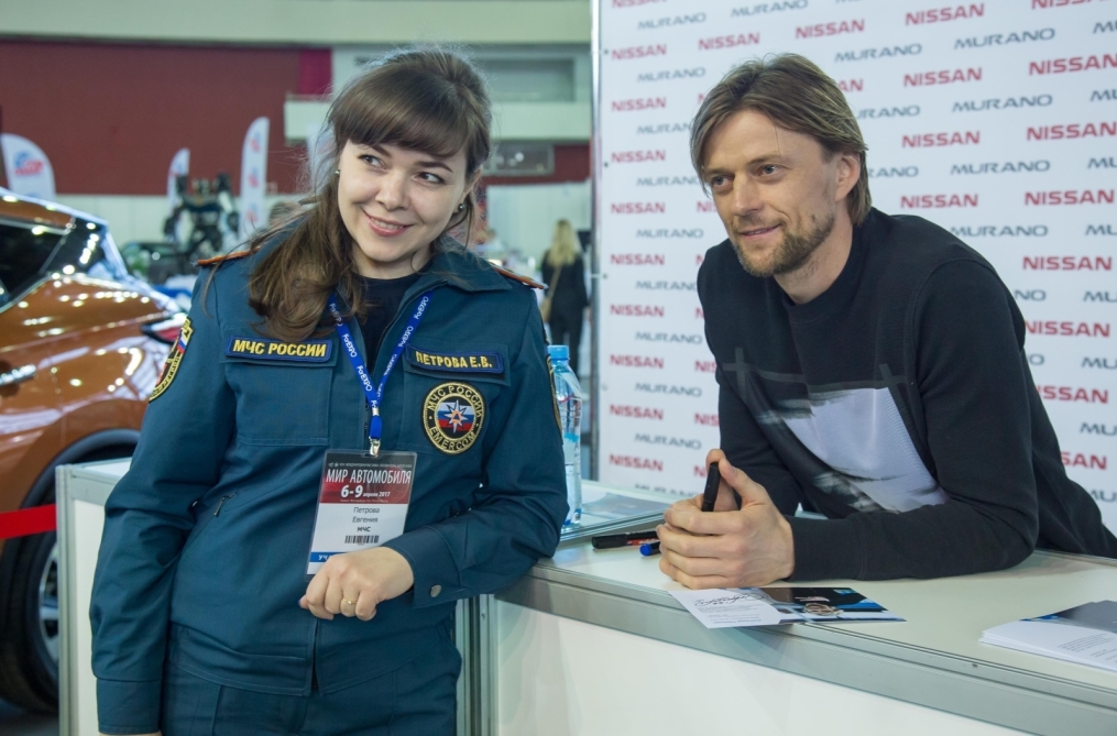 Автограф-сессия Анатолия Тимощука на выставке «Мир Автомобиля»