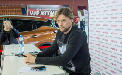 Автограф-сессия Анатолия Тимощука на выставке «Мир Автомобиля»