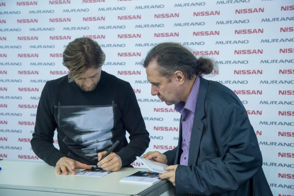 Автограф-сессия Анатолия Тимощука на выставке «Мир Автомобиля»