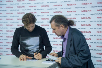 Автограф-сессия Анатолия Тимощука на выставке «Мир Автомобиля»