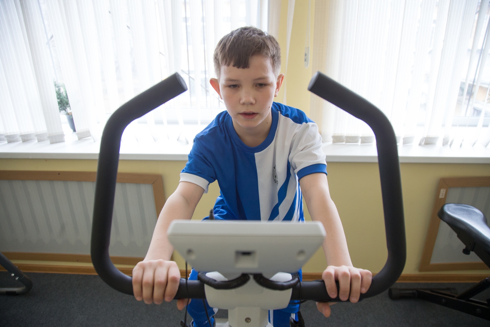 Юный болельщик «Зенита» Данила, вручил награду Доменико Кришито «G-Drive. Лучший игрок марта»