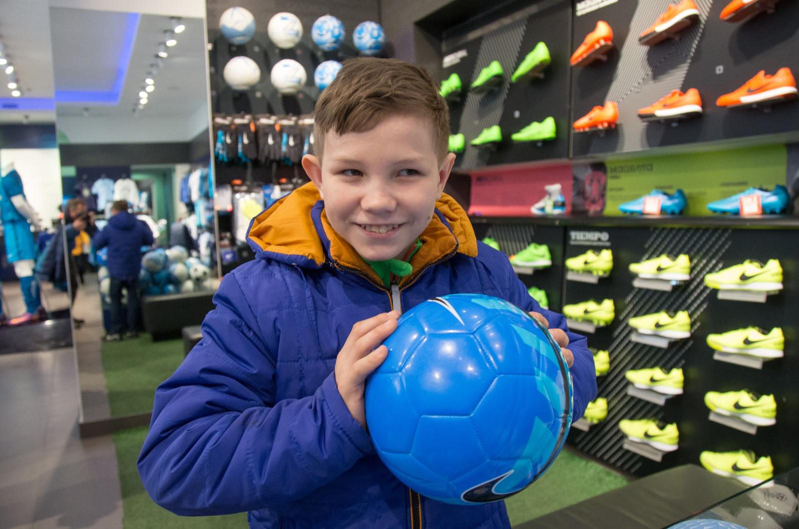 Юный болельщик «Зенита» Данила, вручил награду Доменико Кришито «G-Drive. Лучший игрок марта»