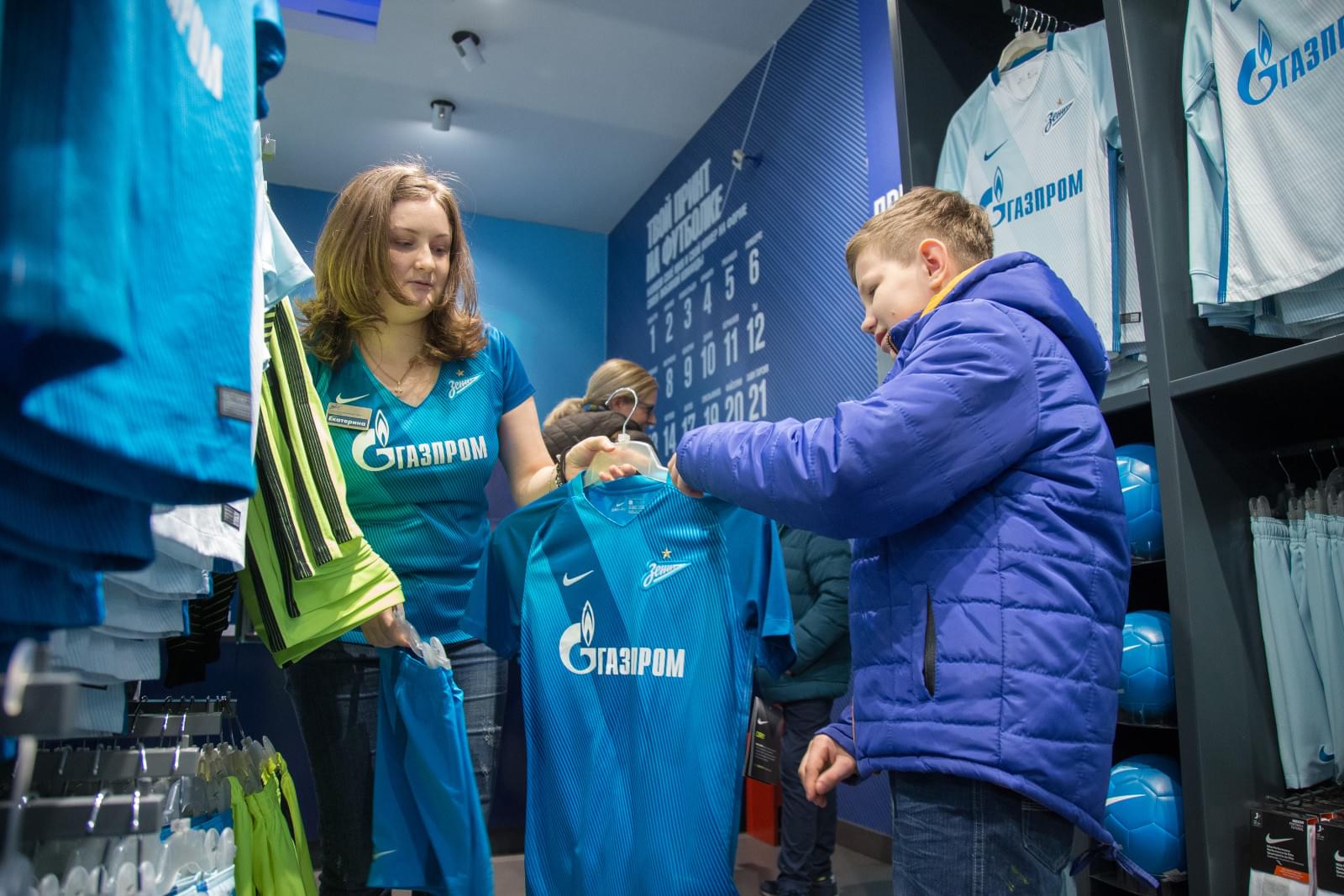 Юный болельщик «Зенита» Данила, вручил награду Доменико Кришито «G-Drive. Лучший игрок марта»