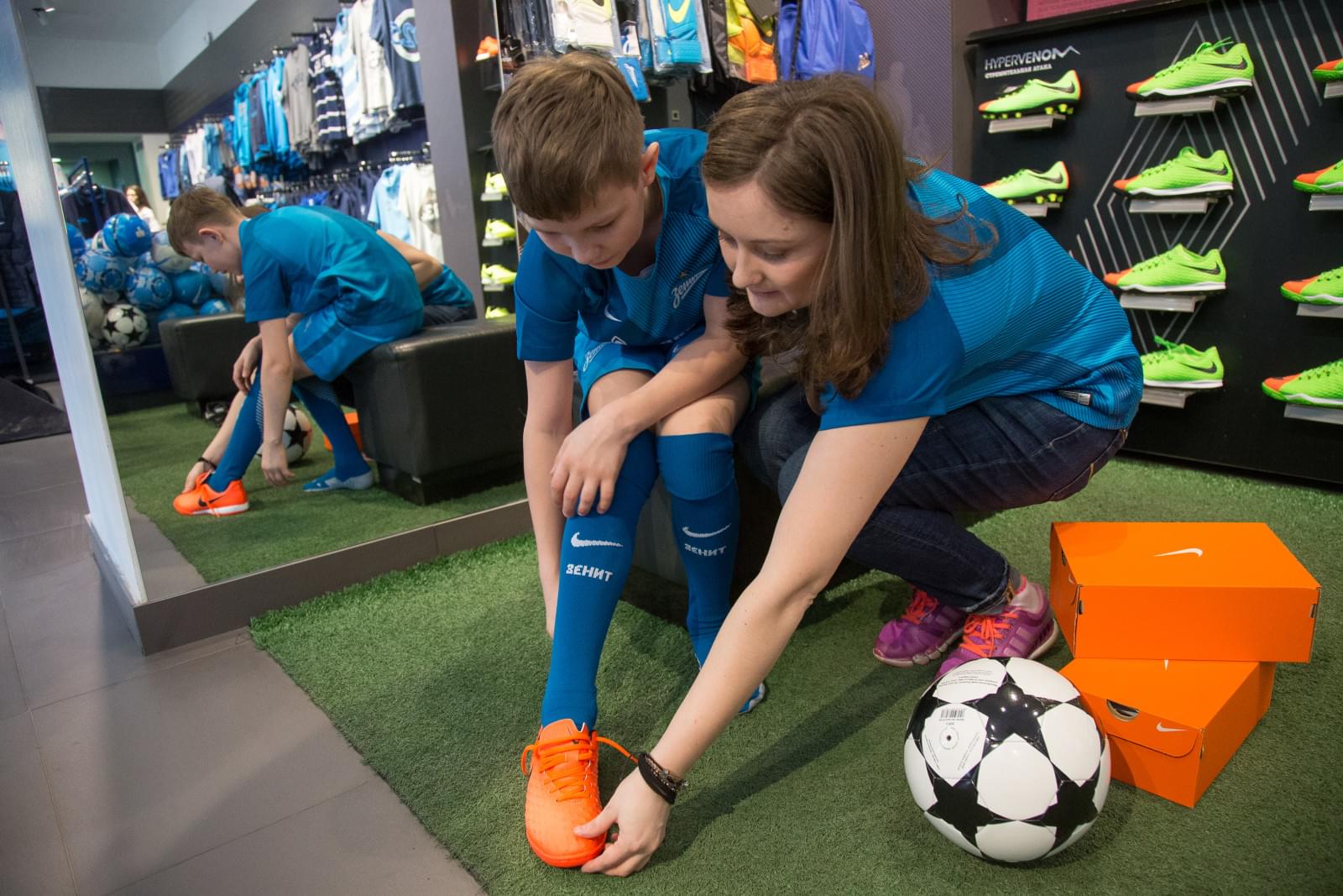 Юный болельщик «Зенита» Данила, вручил награду Доменико Кришито «G-Drive. Лучший игрок марта»