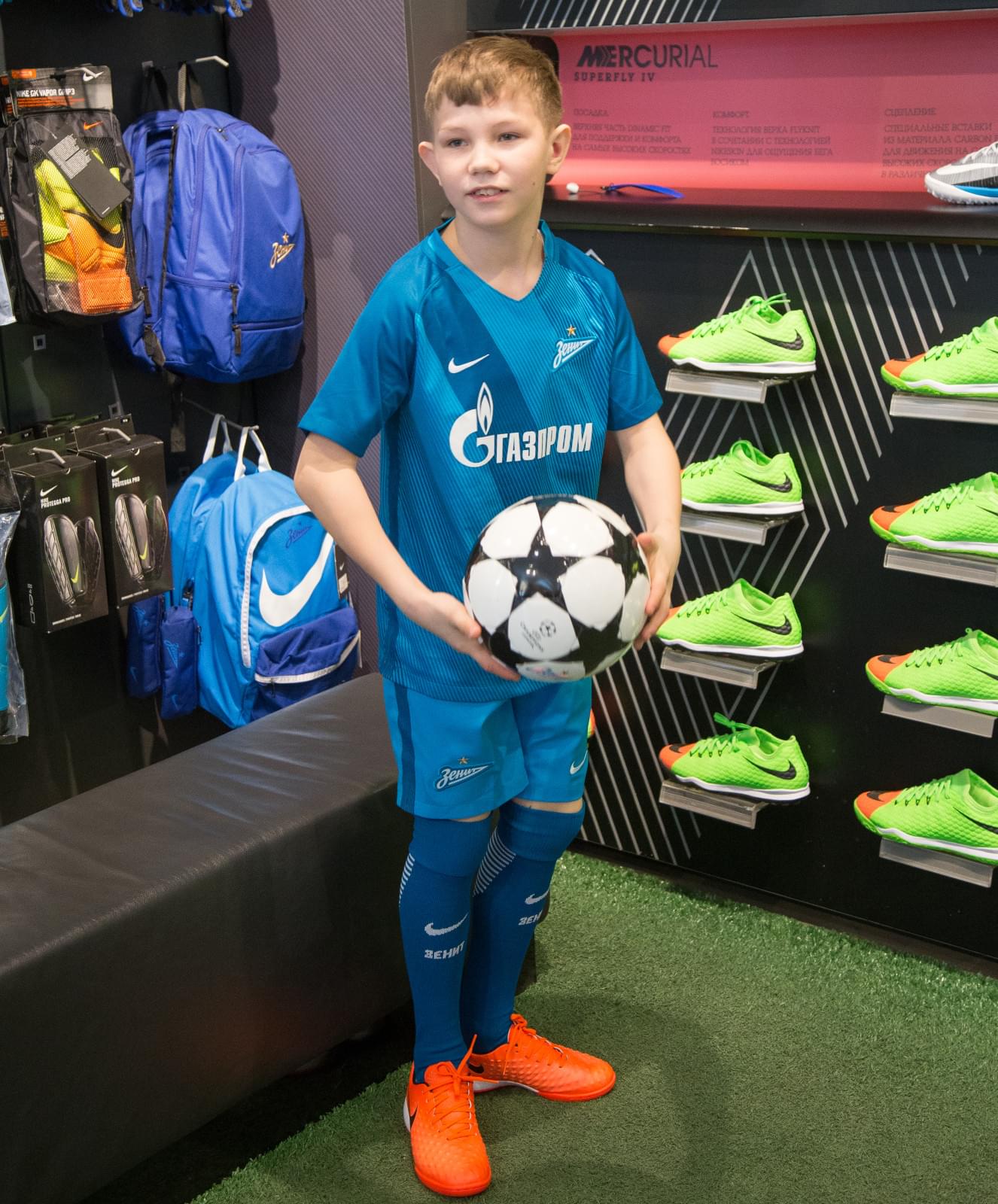 Юный болельщик «Зенита» Данила, вручил награду Доменико Кришито «G-Drive. Лучший игрок марта»