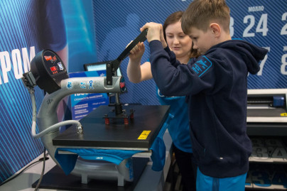 Юный болельщик «Зенита» Данила, вручил награду Доменико Кришито «G-Drive. Лучший игрок марта»