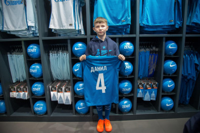 Юный болельщик «Зенита» Данила, вручил награду Доменико Кришито «G-Drive. Лучший игрок марта»