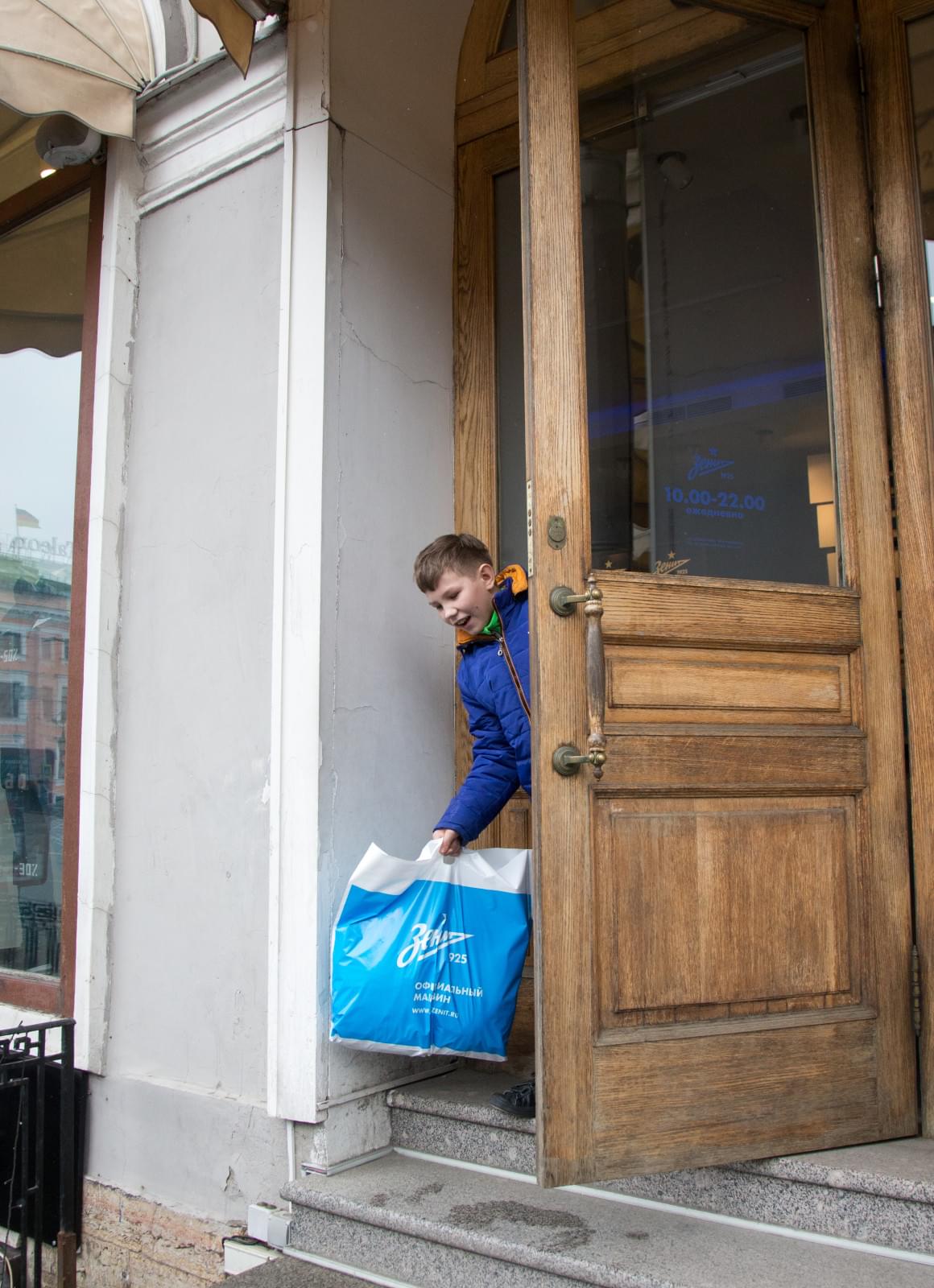 Юный болельщик «Зенита» Данила, вручил награду Доменико Кришито «G-Drive. Лучший игрок марта»