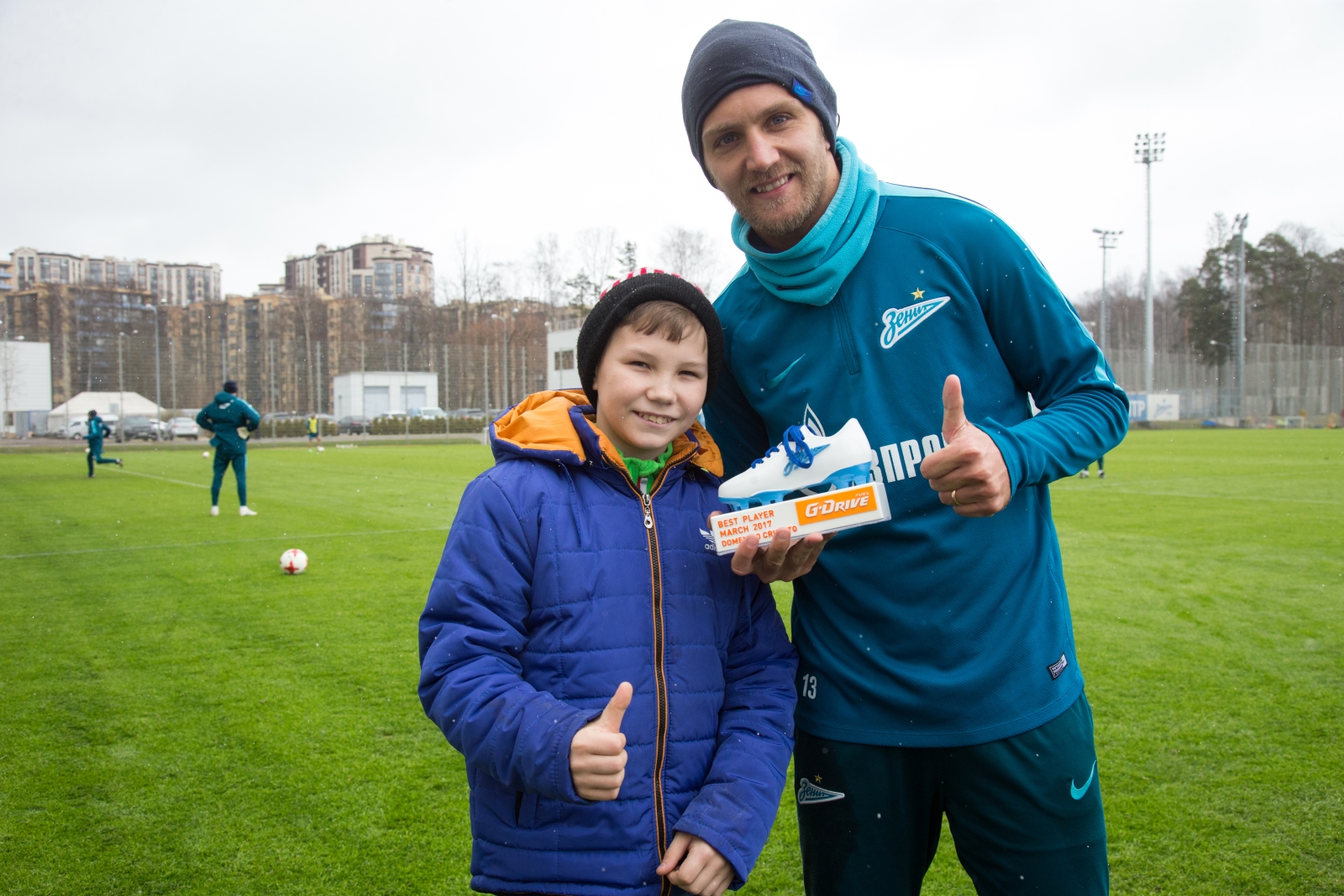 Юный болельщик «Зенита» Данила, вручил награду Доменико Кришито «G-Drive. Лучший игрок марта»