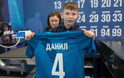 Юный болельщик «Зенита» Данила, вручил награду Доменико Кришито «G-Drive. Лучший игрок марта»