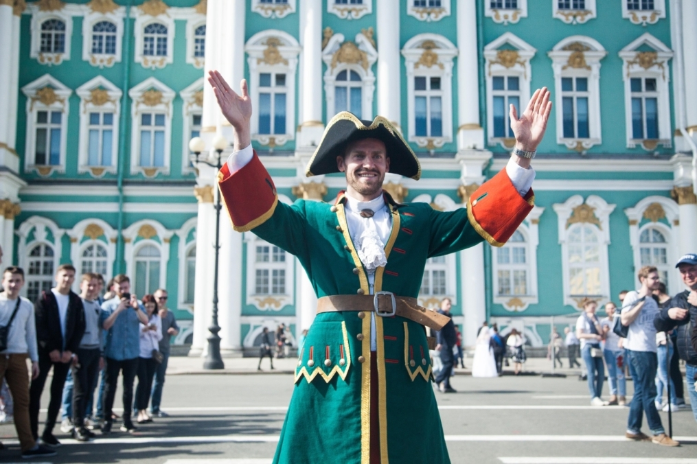 «Давай-давай!»: Николас Ломбертс в образе Петра I вышел на Дворцовую площадь