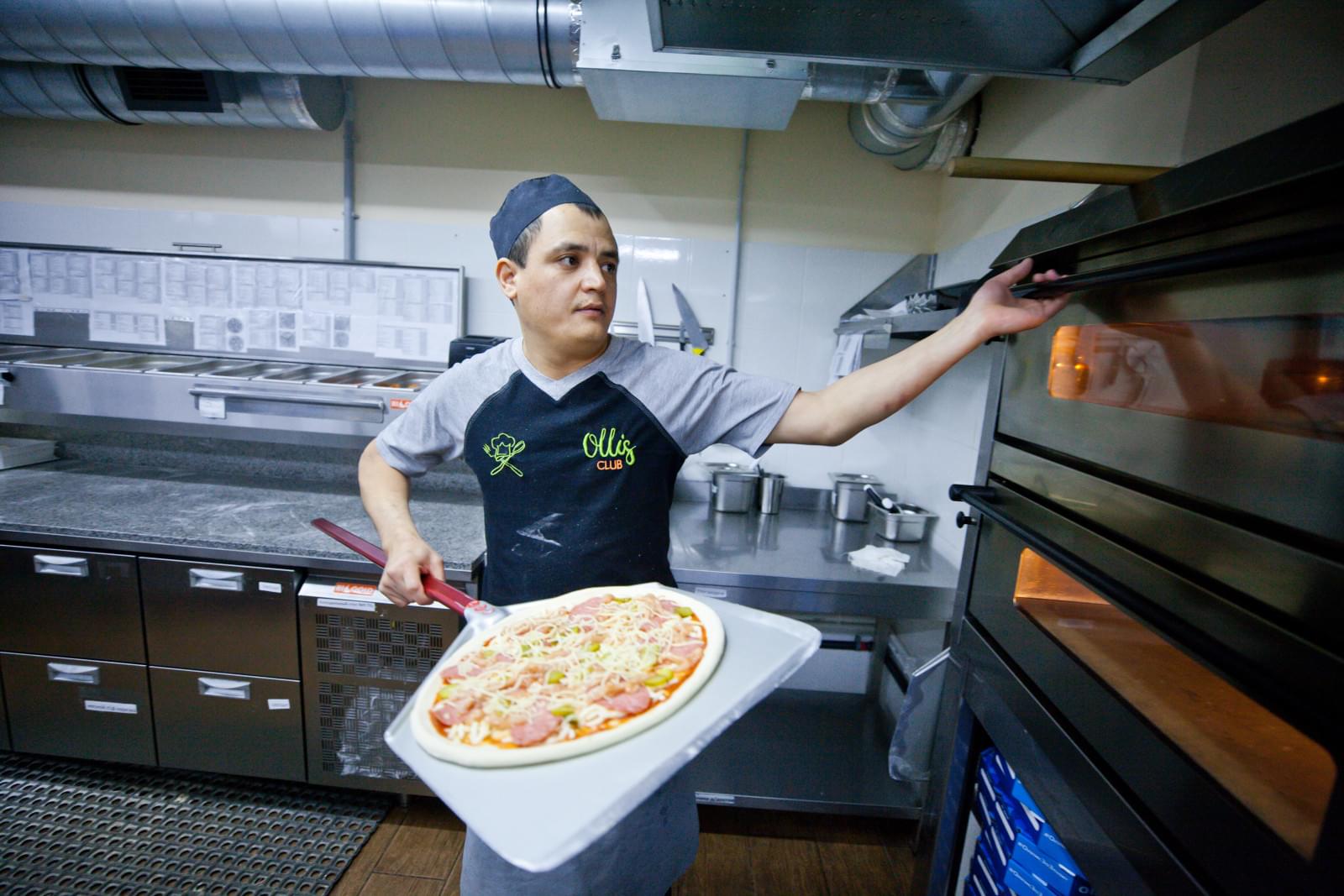 Иванович работает доставщиком пиццы в рамках акции «Давай-Давай!»