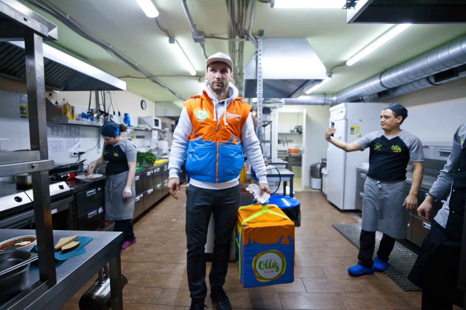 Иванович работает доставщиком пиццы в рамках акции «Давай-Давай!»