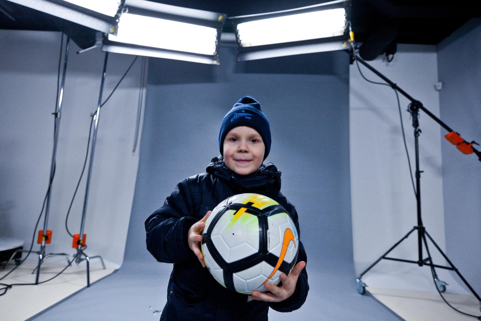 Маленький болельщик «Зенита» вручает Доменико Кришито награду «G-Drive — лучший игрок ноября»